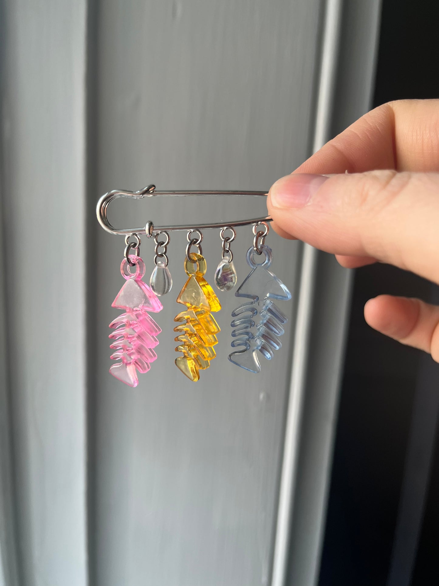Fishii charm pin